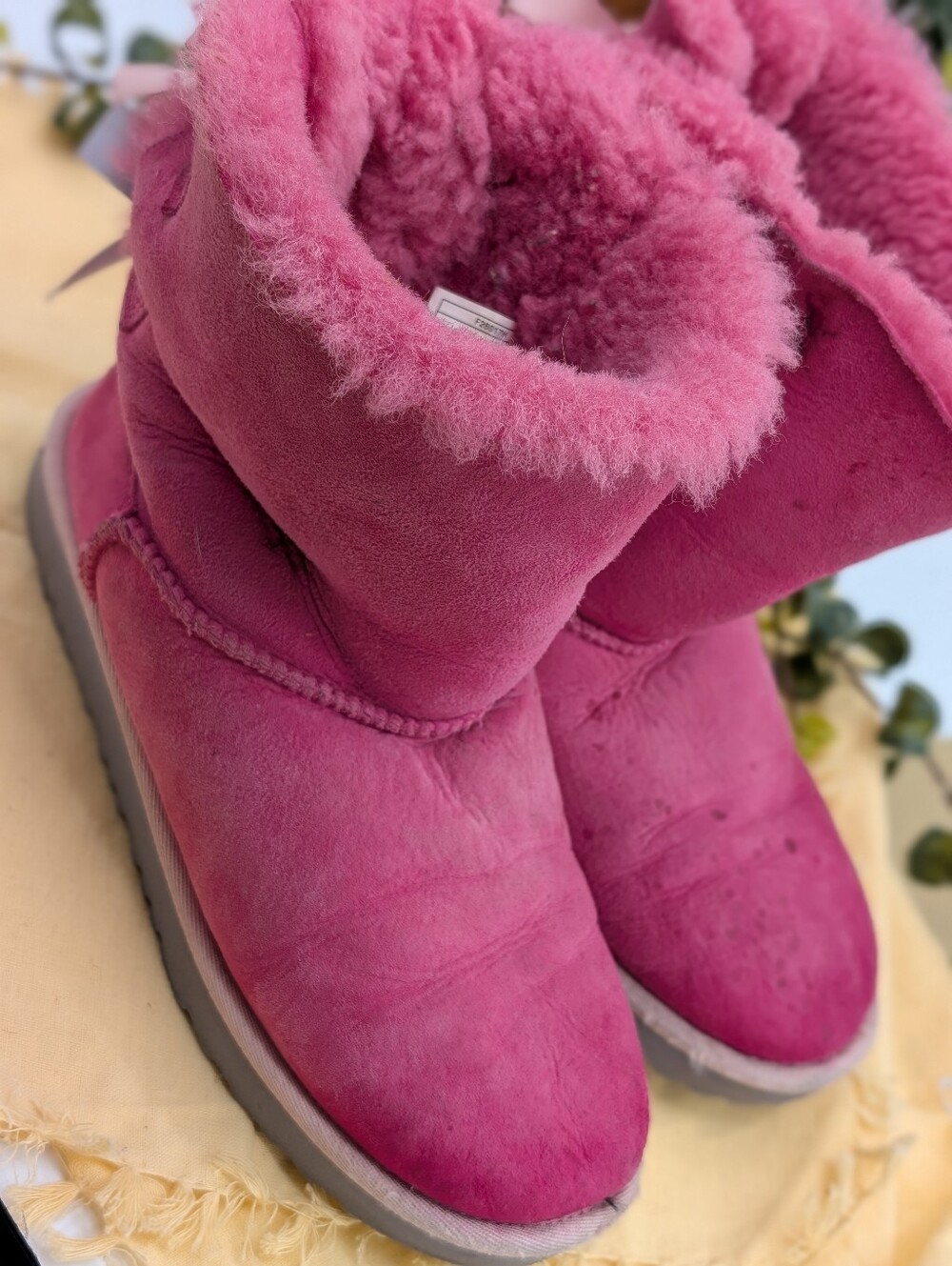 UGG Bailey Bow II Pink Sheepskin‎ Boots Girls Youth Size 5 Cozy Coquette...